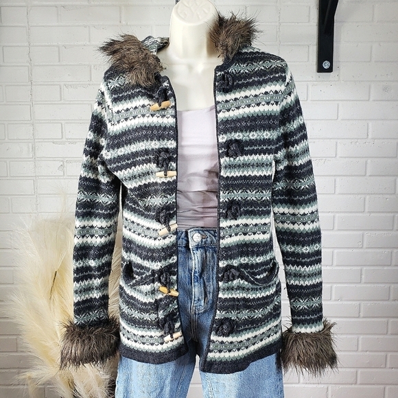 Neve Designs Fair Isle Faux Fur Trim Cardigan Sweater size Medium Blue White - Picture 1 of 8
